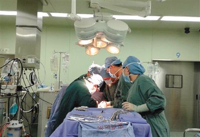 22∶30 手術(shù)正在緊張進(jìn)行中，著名心臟外科專家孟旭主任主刀。