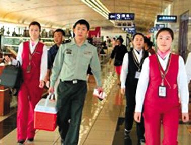 17∶25 南航工作人員引導(dǎo)陪運(yùn)醫(yī)務(wù)人員走快速登機(jī)通道。網(wǎng)絡(luò)截圖