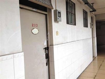 4月19日，中山大學(xué)一男生公寓樓二樓自殺研究生蔡潔挺的宿舍。門上的封條已被撕去。新京報(bào)記者 范春旭 攝