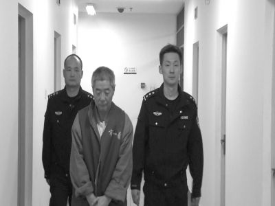 向南夫被帶出監(jiān)室接受提審。警方供圖