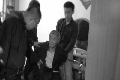 　向南夫被警方抓獲。