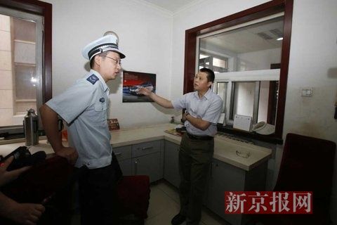 國(guó)家文物局的一名工作人員正在與執(zhí)法人員對(duì)峙。新京報(bào)記者 高瑋 攝