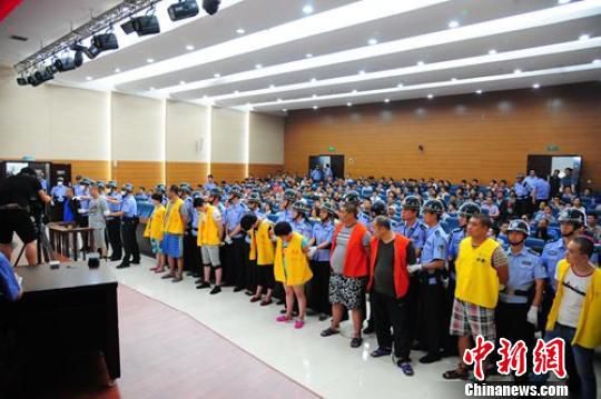 徐州市中級人民法院召開毒品犯罪案件集中宣判大會,11名被告人被判處死刑、無期徒刑和有期徒刑不等。