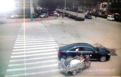 23日中午，陳母被突然噴毒。新京報記者 王瑞鋒 攝