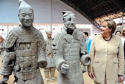 2010年7月17日，西安，默克爾參觀兵馬俑，慶祝生日。