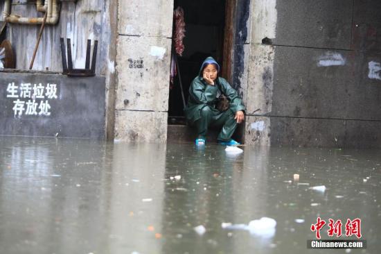 7月15日，因連日強(qiáng)降雨致長(zhǎng)沙市開(kāi)福區(qū)西長(zhǎng)街街道出現(xiàn)嚴(yán)重內(nèi)澇，最深水位超過(guò)一米，沿街60余戶(hù)門(mén)面進(jìn)
