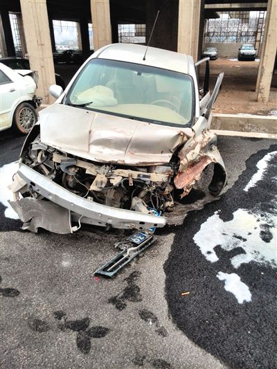 事發(fā)轎車。吳英供圖