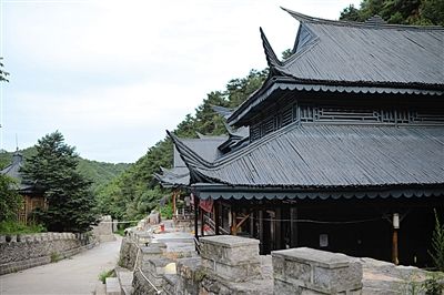 　7月9日，密云水庫附近隸屬于某單位的栗林度假山莊，建筑風(fēng)格古色古香
