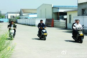網(wǎng)友稱儀征市委書記程希騎摩托車下鄉(xiāng)沒戴頭盔。