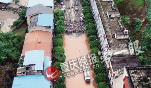 昨下午六點半，統(tǒng)景鎮(zhèn)上許多街道被淹，此時水位還在上漲。(重慶晚報航拍圖片)