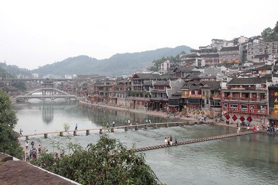 鳳凰古城以被吐槽七次高居最想吐槽榜榜首，而這七次吐槽全部來自在鳳凰古城隨機(jī)采訪的10名游客中。