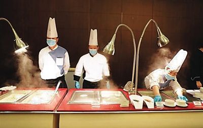 　工作人員在餐廳忙碌。（網(wǎng)絡(luò)圖片）