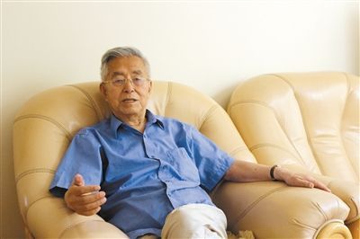 楊維駿 歷任云南省政協(xié)副主席等職。89歲高齡的楊維駿為12名失地農(nóng)民代表開道，到云南省政協(xié)反映問題。