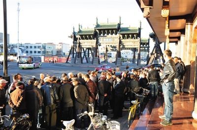 11月3日，大同市四牌樓附近，耿彥波“粉絲團”在聚眾討論。