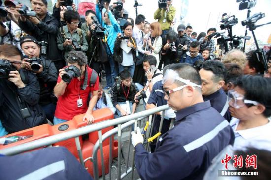 11月18日上午，香港法庭頒令執(zhí)達(dá)主任展開清除在金鐘中信大廈外的障礙物，先后清理了龍匯道上的鐵馬，警