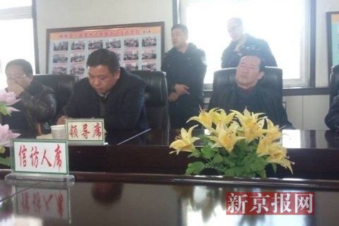 訪民代表與縣領(lǐng)導(dǎo)開會(huì)協(xié)商時(shí)，副縣長(zhǎng)頭靠椅背睡著10分鐘左右。受訪對(duì)象供圖