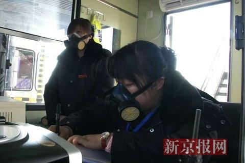 收費(fèi)員戴防毒面具上班。當(dāng)?shù)鼐W(wǎng)友供圖