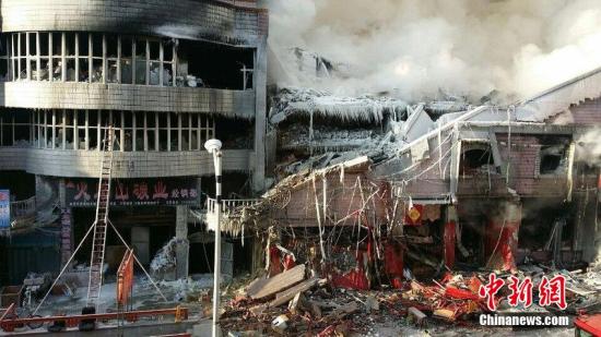 2015年1月3日，哈爾濱市道外區(qū)太古街著火塌方現(xiàn)場，火又燒了起來