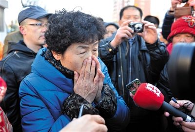 2月9日，呼格吉勒?qǐng)D的母親尚愛(ài)云在旁聽趙志紅案后，接受媒體采訪時(shí)落淚。新華社記者 任軍川 攝