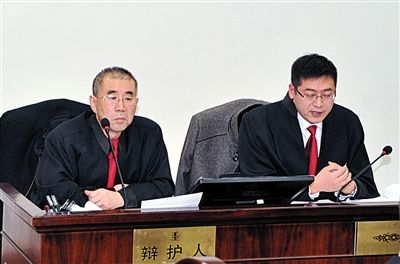 1月5日，呼市中院審理趙志紅案。律師謝飛（左）和張瑞軍（右）出庭為趙志紅辯護(hù)。