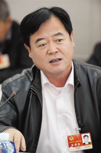 　政協(xié)委員、中國通用技術(shù)集團(tuán)董事長賀同新稱，按照2014年的數(shù)字，他的薪水下降了近50%。圖/CFP