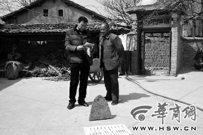 昨日，商洛市博物館工作人員（左）向李老漢講解最近出臺的《陜西省群眾保護文物獎勵辦法》