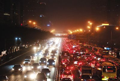 昨晚，因沙塵暴導(dǎo)致能見度低，長安街嚴(yán)重堵車。