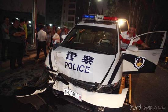 南都記者昨晚趕到現(xiàn)場時(shí)，交警及保險(xiǎn)公司已經(jīng)在處理事故，現(xiàn)場有很多圍觀者。