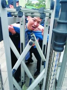 律師王甫在試圖跑進(jìn)衡陽中院大門時被圍攻者阻止，西服和襯衣被撕爛。