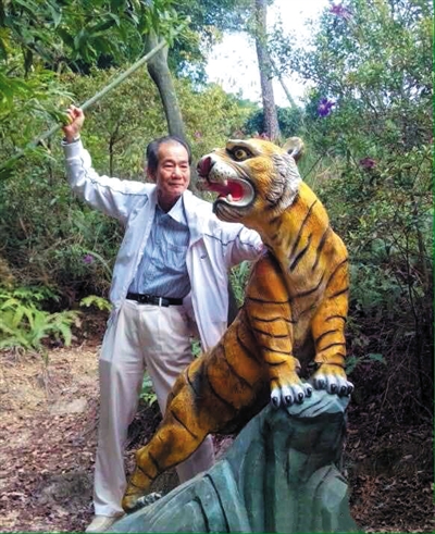 2015年1月10日，區(qū)少坤到廣東肇慶九龍湖游玩，拍攝打虎圖。
