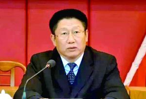 他曾身居要職，在仕途上平步青云，“連跳式”升官；他如今落馬，被查出近乎瘋狂地收受巨額利益、用公款送禮，還隱瞞“裸官”身份、在私企老板的安排下多次嫖娼、參與賭博、與多名女性通奸，被一線辦案人員形容為“五毒俱全”的干部。近日，深圳原市委常委、政法委書記蔣尊玉的貪腐歷程被披露。