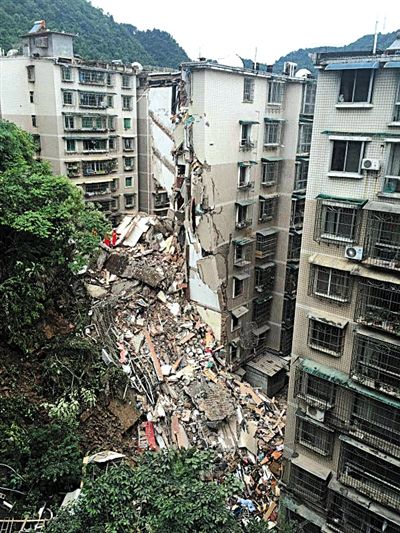  昨日，貴陽市云巖區(qū)一棟9層居民樓垮塌，16人失聯(lián)。新華社發(fā)