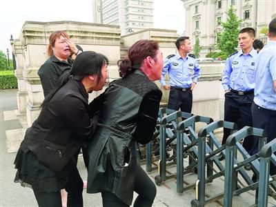 昨日，連恩青被執(zhí)行死刑。執(zhí)刑前，連恩青的父母和妹妹進入溫嶺市看守所與連恩青見面，但其他親屬均被拒見最后一面?！”景鎴D片/CFP