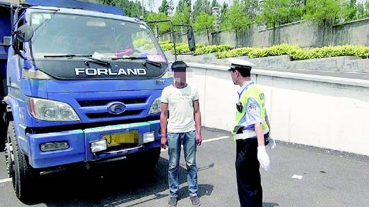 民警對持C1駕照駕駛大貨車、一年違法350余次的張某進行批評教育。