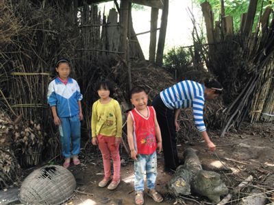 羅梅和她的三個孩子。中間兩個孩子為羅梅夫婦在逃亡途中所生。新京報記者 蕭輝 攝