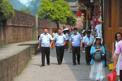 鳳凰古城多家客棧鬧停業(yè) “一票制”再起爭(zhēng)議 鳳凰古城多家客棧鬧停業(yè) “一票制”再起爭(zhēng)議