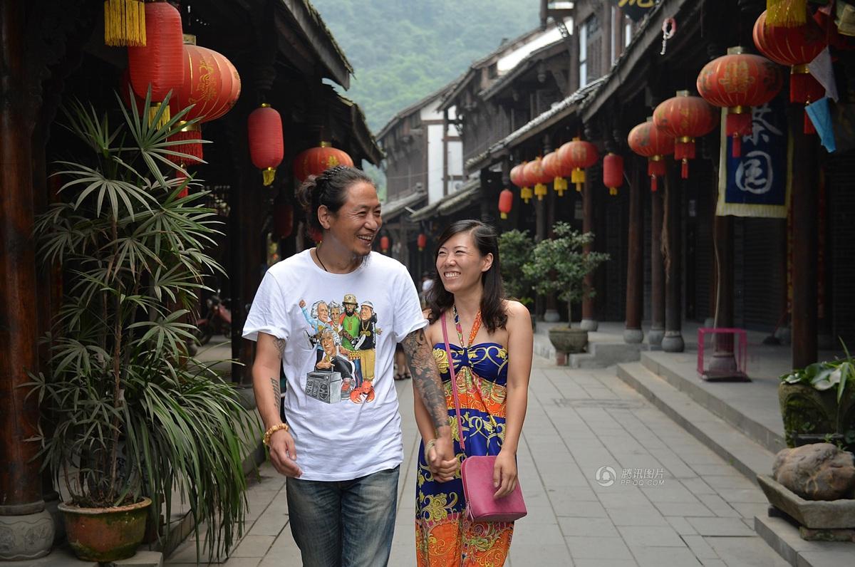 圖為7月20日，顧少強和老公于夫在成都街子古鎮(zhèn)，兩人剛于7月6日登記結婚。王勤/CFP