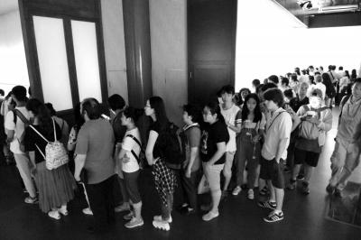 眾人排起長隊等待觀看中國第一畫《清明上河圖》。