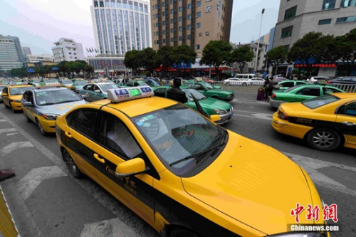 1月17日，福州華榕出租車公司期下的出租車在街頭候客。