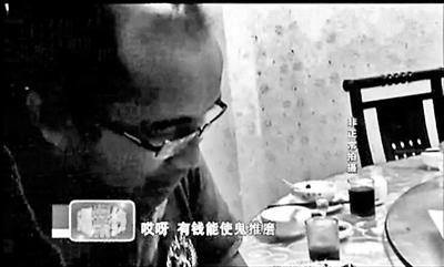 在電視臺(tái)暗訪鏡頭前，王杰重復(fù)著那句他常對(duì)女孩們說(shuō)的話：有錢能使鬼推磨