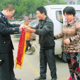 何姜姜的父母給民警送錦旗。