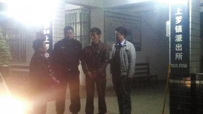 王強被抓獲歸案,右二為犯罪嫌疑人。