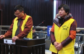 12月10日，衡陽(yáng)市中級(jí)人民法院，顧湘陵（左）和妻子吳利君當(dāng)庭接受庭審。圖/通訊員李建輝