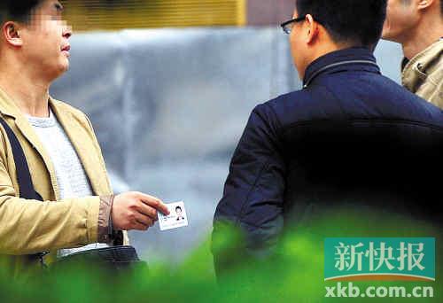 在進(jìn)行了近半個(gè)月暗訪調(diào)查中，有證販子告訴記者稱，二代身份證買賣已形成產(chǎn)業(yè)鏈，不僅貨源穩(wěn)定，生意也是相當(dāng)紅火?！稣褟V場(chǎng)附近，一名男子正向記者兜售二代身份證。