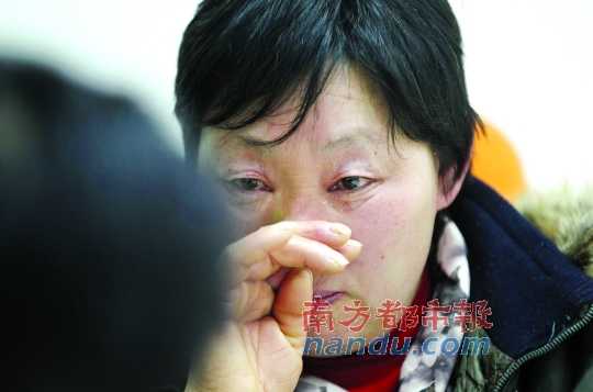 　　聽聞判決結(jié)果，被害人母親楊書會控制不住眼淚。南都記者徐文閣攝
