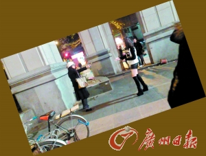 黑衣女拿著剪刀指著“保時捷女孩”。