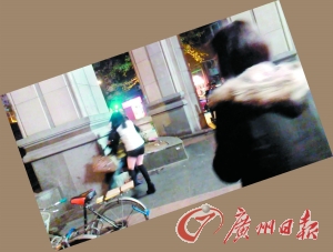 踢落剪刀后欲抱住黑衣女。