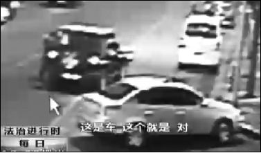 事發(fā)現(xiàn)場監(jiān)控錄像顯示，白圈內(nèi)的被害人老丁，正在牧馬人越野車旁收費。 圖片來自電視截圖
