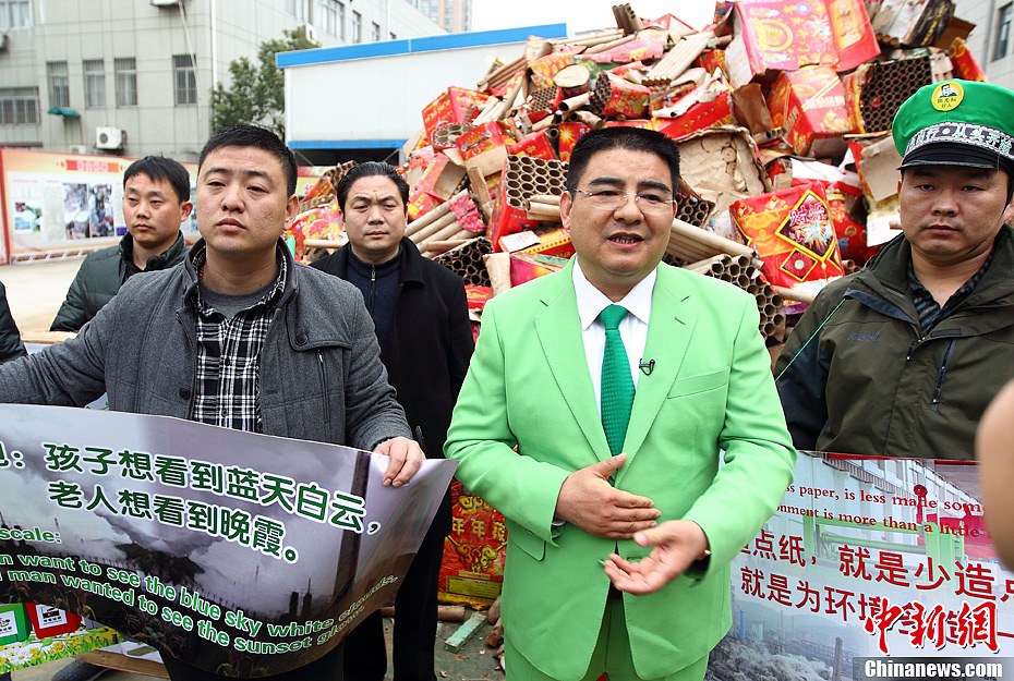 陳光標(biāo)街頭宣傳環(huán)保 污染企業(yè)主自扇耳光 陳光標(biāo)街頭宣傳環(huán)保 污染企業(yè)主自扇耳光