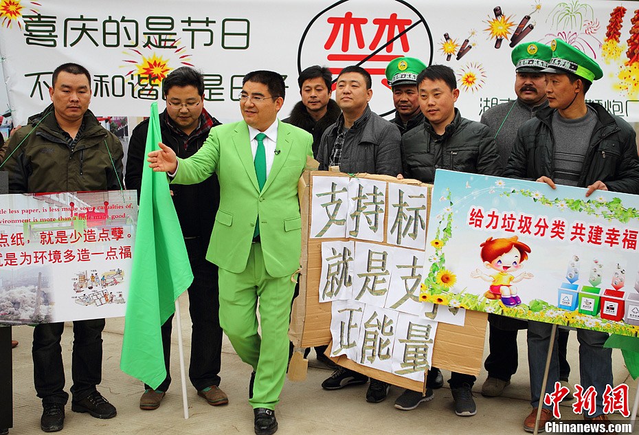 陳光標(biāo)街頭宣傳環(huán)保 污染企業(yè)主自扇耳光 陳光標(biāo)街頭宣傳環(huán)保 污染企業(yè)主自扇耳光